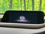 【8.8インチマツダコネクト】車内の雰囲気にマッチした大型のディスプレイ。スマホ接続でのナビ使用やBluetooth再生等、様々な機能が楽しめます。直感的なダイヤル操作が可能で、使い勝手も良好です。
