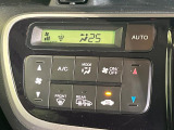 【オートエアコン】一度お好みの温度に設定すれば、車内の温度を検知し風量や温度を自動で調整。暑い&hellip;寒い&hellip;と何度もスイッチ操作をする必要はありません。快適な車内空間には必須の機能ですね♪