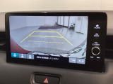 リバースギアに入れるだけで後方の表示へ切り替わります。夜間や雨の日の駐車も楽になりますよ。