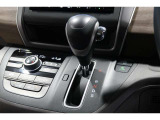 インパネシフトだから視線の移動も少なく足元もスッキリ♪運転席もゆったりしているのでゆとりを持ってドライブできますね!