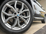 ●純正19インチアルミホイール:輸入車ならではの卓越した走りを支えるホイールと足回りです!日本車の走りに慣れている方にもぜひ体感して頂きたいほど、高いレベルでまとまっています!