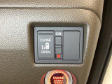 左側電動スライドドアは運転席からでも操作ができるように、ハンドル付近に開閉の操作スイッチが付いています。