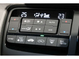 運転席と助手席の温度設定の変更が可能な左右独立タイプのデュアルエアコンです♪♪♪暑がりな人・寒がりな人も誰もが車内を快適にお過ごしいただけます♪♪♪