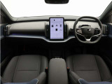 ドライバー・ディスプレイとセンターディスプレイを、12.3インチのタブレットに集約しました。運転操作に必要な情報とよく使う機能のコントロールボタンを、同一画面内にわかりやすく表示させることができます。