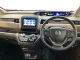 車内は光触媒抗菌消臭施工済です。スタイリッシュなデザインでスポーティなインパネ周りを演出します。グローブボックスやカップホルダーのほかにトレーなどたくさんの収納スペースが付いています。