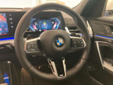 BMWのステアリングはドライバーと車体が一体感に感じれるような操作性を実現しております。また、握りやすさや操作性を向上するためにスイッチ類も配置されております。