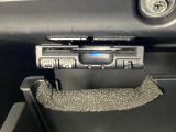 ETCもついています。高速道路の料金所の通過も楽々です!。 カードの取り出しもしやすい場所についています。