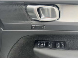 シートメモリー機能を搭載しており、2パターン記憶させておくことが出来ます。運転者が変わりシートを動かした後などボタン一つで元に着座位置に戻すことが出来ます。