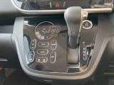 フルオートエアコン搭載。温度設定だけで、車内はいつも快適な空間を維持できます。