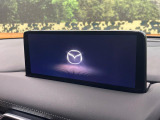 【10.25インチマツダコネクト】車内の雰囲気にマッチした大型ディスプレイ。スマホ接続でのナビ使用やBluetooth再生等、様々な機能が楽しめます。直感的なダイヤル操作が可能で、使い勝手も良好です。
