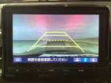 【バックカメラ】運転が苦手な方も車庫入れラクラクです!ギアをリバースに入れれば自動的に切り換わりますので、面倒な操作は不要です♪狭い駐車場もお車を傷つけず安心ですね!