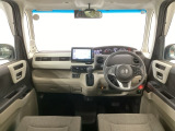 【前方視界】開放的な前方視界!運転がしやすく疲れにくいです♪窓が大きく、見通しがとっても良いおクルマですよ♪