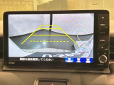 リバースギアに入れるだけで後方の表示へ切り替わります。夜間や雨の日の駐車も楽になりますよ。
