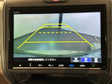 リバースギアに入れるだけで後方の表示へ切り替わります。夜間や雨の日の駐車も楽になりますよ。