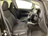 広い足元にゆったり座れるシートには肘掛けも装備しており長距離の運転でも疲れにくくなってます。女性でも運転がしやすいように、シートの高さ調整機能(シートリフター)がついています。
