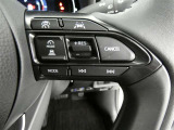 ステアリングスイッチでクルーズコントロール機能の操作ができます。長距離の高速走行時の疲労軽減や燃費に役立ちます。