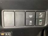 Hondaセンシング用の、VSA(ABS+TCS+横滑り抑制)解除と路外逸脱抑制機能のオンオフスイッチなどはハンドルの右側に装備しています。