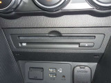 【CD/DVDプレーヤー】運転の際にお好きな音楽やライブDVDなどを流して、楽しくドライブ出来ます♪※DVDを再生した場合、走行中安全の為、画面表示はOFFとなります。