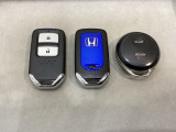 スマートキーを装備しています。鍵を差し込むことなくドアロックの開け閉めと、スタートボタン操作でのエンジンスタートができます。加えて、純正リモコンエンジンスターター用の操作キーもついています。