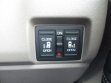 両側電動スライドドアが装備されています。狭い駐車場でも乗り降りがスムーズに行えます。