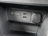 CD/DVD再生プレーヤーは装備されておりませんがフルセグTVチューナー、USB端子やブルートゥースオーディオは備えています。