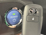 【スマートキー】カバンやポケットに入れたままでもドアの施錠・解錠が可能なスマートキーを装備。エンジンのオン・オフ時もカギを取り出す必要が無いからとっても便利です♪