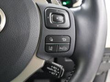 レーダークルーズコントロール(全車速追従機能付)が装備されています。高速道路で定速走行だけでなく、0km/hから約100km/hの広い範囲で先行車との車間距離を適切に保ちながら追従走行ができます。