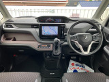 ブラック基調のカラーセンターメーター!クールなインパネ!運転席側に【インパネアッパーボックス】増設。