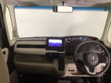 【前方視界】開放的な前方視界!運転がしやすく疲れにくいです♪窓が大きく、見通しがとっても良いおクルマですよ♪