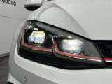 LEDヘッドライトまで伸びるレッドストライプ。GTIらしい精悍なフロントマスクを演出。