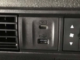 【USBポート】USBポートも装備されています!スマートフォンのオーディオに連携も可能です。今や欠かせない装備の一つです!そして、充電用は急速充電に対応しているtype-Cとなっています♪