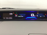 中央にデジタル表示のスピードメーターを配したハイブリット専用メーターになっています。左側のインフォメーション画面で燃費などの情報を確認できます。