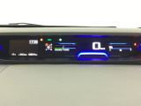 中央にデジタル表示のスピードメーターを配したハイブリット専用メーターになっています。左側のインフォメーション画面で燃費などの情報を確認できます。
