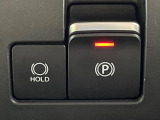 【電動パーキングブレーキ】パーキングブレーキは便利な電動式!ボタン一つで操作でき、アクセルを踏めば自動で解除されます♪レバーやペダルが無いので運転席廻りもすっきりしますね♪