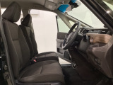 座面も厚みがあり背もたれも高く、広い足元にゆったり座れるシートです。運転席と助手席の間が空いている為、助手席側への移動がスムーズです。交通量の多い道でも助手席側から乗り降りができます。