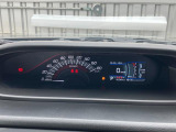 インパネセンターにメーターパネルレイアウト。常時発光で見やすく、ランプ色でエコドライブをサポート。