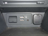 USB(Type-A)が2口分ございます。AppleCarPlayやAndroidAutoのスマートフォンとの連携や通信、充電で使用出来ます。シフトノブ奥側にシガーソケットもございます。