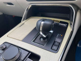 Pレンジの入れ忘れ警告などが可能なエレキシフト(電動シフト)を搭載したフローティングセンターコンソールです。