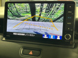 【バックカメラ】駐車時に後方がリアルタイム映像で確認できます。大型商業施設や立体駐車場での駐車時や、夜間のバック時に大活躍!運転スキルに関わらず、今や必須となった装備のひとつです!