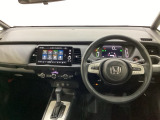車内は光触媒抗菌消臭施工済です。インパネ周りはスタイリッシュなデザインで機能や装備も充実しています。グローブボックスやカップホルダーのほかにトレーなどたくさんの収納スペースが付いています。
