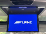 【アルパインフリップダウンモニター】大画面モニターで後席でもエンタメをお楽しみいただけます。小さなお子様にも大人気の装備です♪