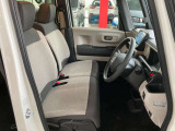 運転席のシートの高さを調節できるシートリフター機能が備わっています。身長の低い女性や広い視野を確保したい場合に役立ちます!車は一人一人の大切な空間!快適で、かつ安全なドライブを楽しみたいですね♪