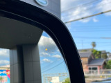 ブラインドスポットモニターは、左右斜め後ろを平行して走る車を認識し、車線変更の際に危険を察知するとドライバーへ警告を促します。夜・雨・トンネル内など走行時の環境が悪い時ほど便りになる機能です!