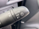 暗くなったら自動で点灯。便利な★オートライト★トンネルなどの急に暗くなる所でもすばやく反応。 早めの点灯で安心・安全