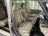 乗降がしやすい運転席。高さが調節できて小柄な方でも運転しやすいポジションをとることができます。