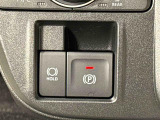 指先だけで簡単に操作が可能な電動パーキングブレーキを採用。「HOLD」スイッチを押すと、渋滞や信号待ちなどでブレーキペダルから足を離しても、ブレーキを保持するので安心です