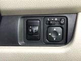 【電動格納ミラー】サイドミラーは電動格納式となっており、狭い駐車場でもキズがつくリスクを抑えられます。