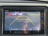 【バックカメラ(3モード)】視点を切り替えて後方を確認でき、駐車や車庫入れも安心です。