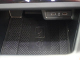 端末を置くと充電ができるので、ケーブルを探したり接続したりする手間を省略できます。