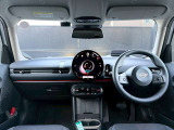 新型MINIのインパネは、象徴的な円形有機ELディスプレイを採用!直感的な操作に加え、ナビ背面から光が広がり、モードごとに色が変わる遊び心あふれるデザインです★